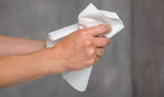 toallas de papel desechable hombre limpiándose las manos